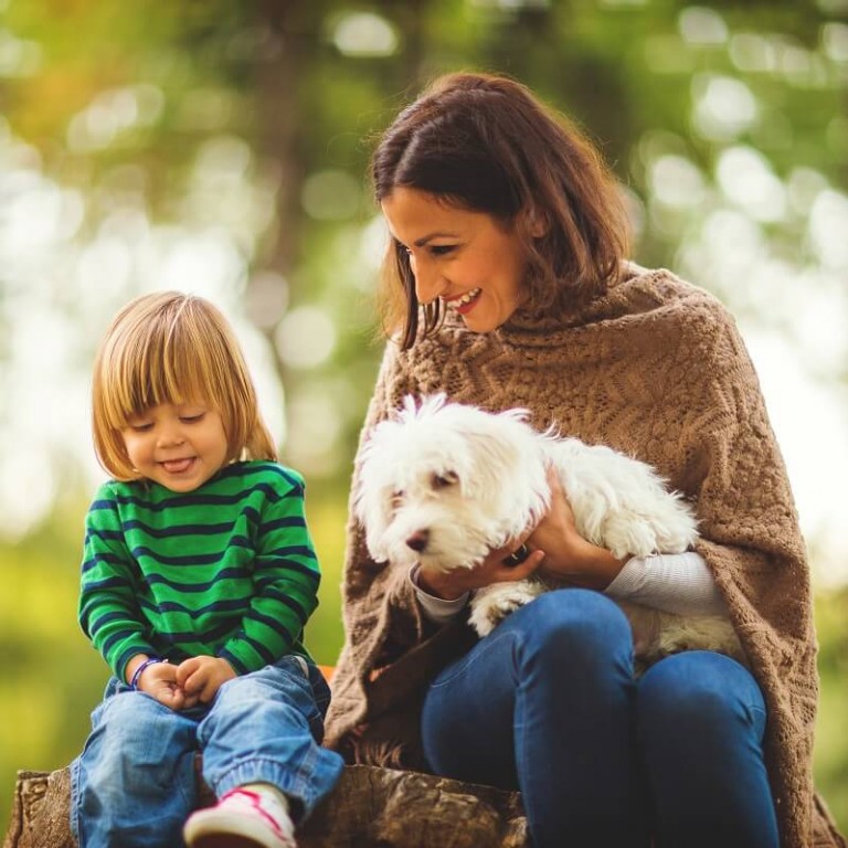 Kobieta z dzieckiem i psem